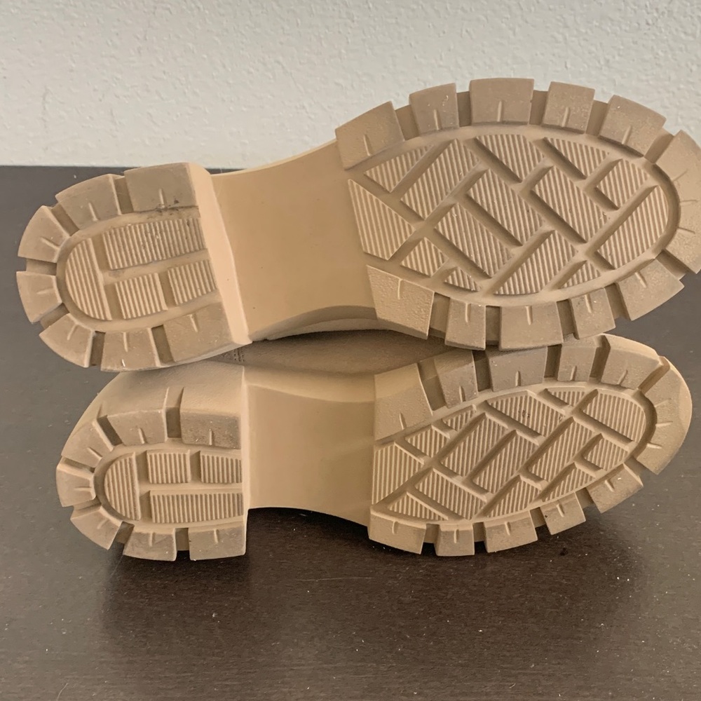 Steve Madden Lug Sole Beige/ Cream Chelsea Suede Ankle Boots. - Picture 7 of 8